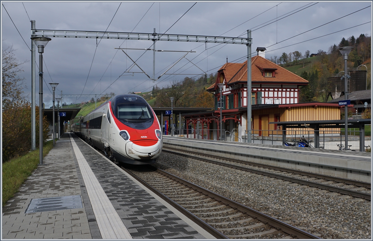 A SBB RABe 503 ETR 610 on the way to Basel in Mülenen.
30.10.2017
