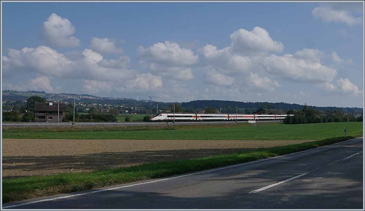 A SBB RABE 503 (ETR 610) on the way from Frankfurt to Milano between Nottwil and Sempach Neuenkirch.

21.09.2020