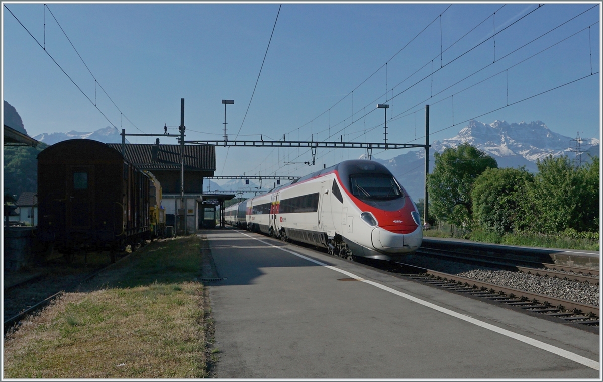 A SBB RABe 503 /ETR 610 on the way from Genève to Venezia by Roche VD. 

12.05.2022