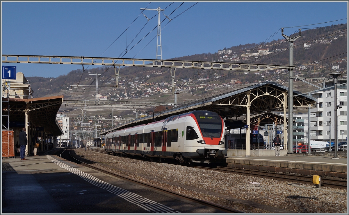 A SBB RABe 523 by his stop in Vevey. 

25.02.2021