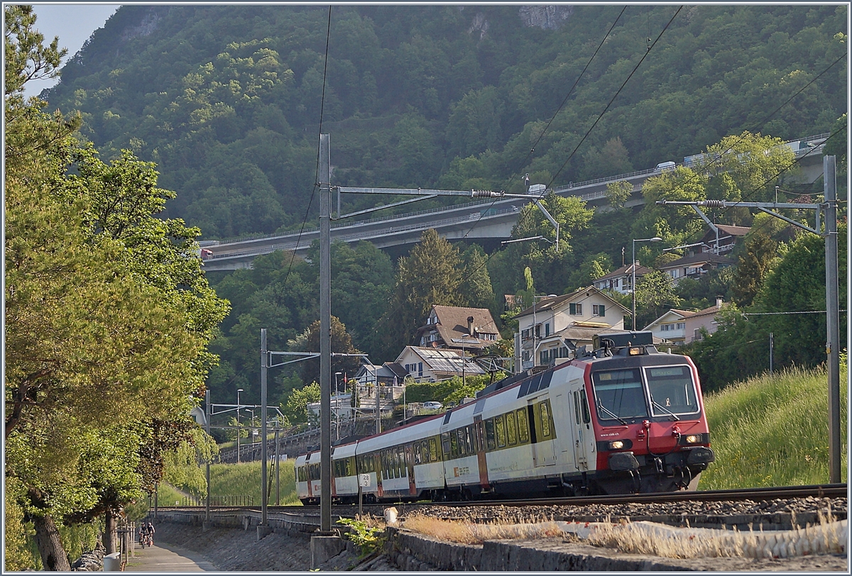 A SBB RBDe 560  Domino  on the way to St Maurice by Villeneuve.
07.05.2018 