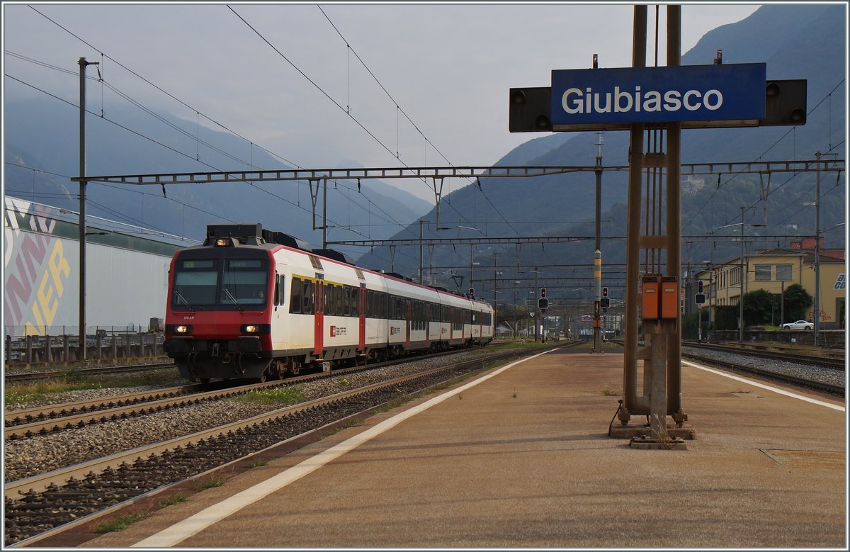 A SBB RBDe 560 with ABt an B (Domino) in Giubiasco.

24.09.2014