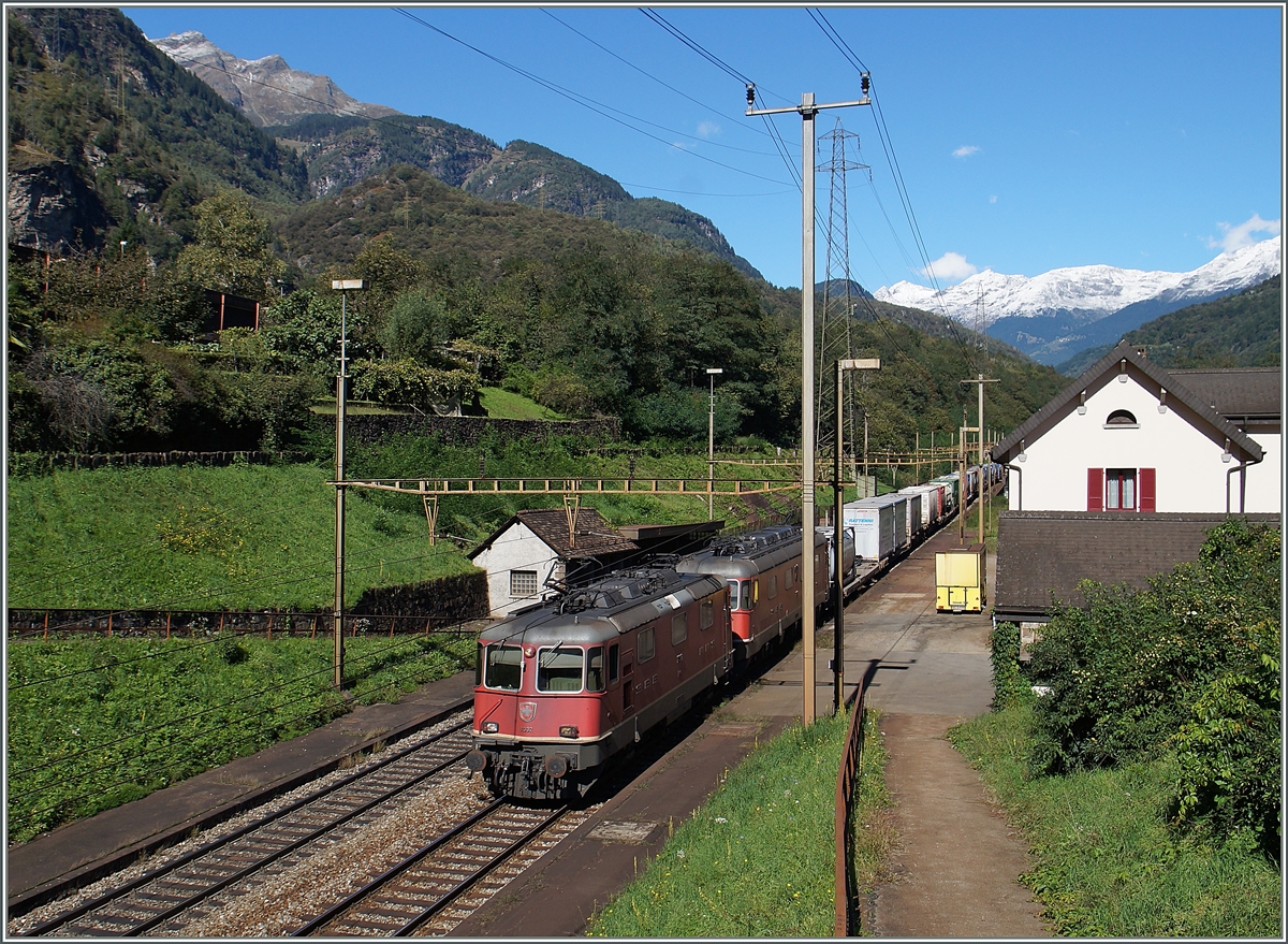 A SBB Re 4/4 and R e6/6 (Re 10/10) with a Cargo Train by Giornico.
24.09.2015 