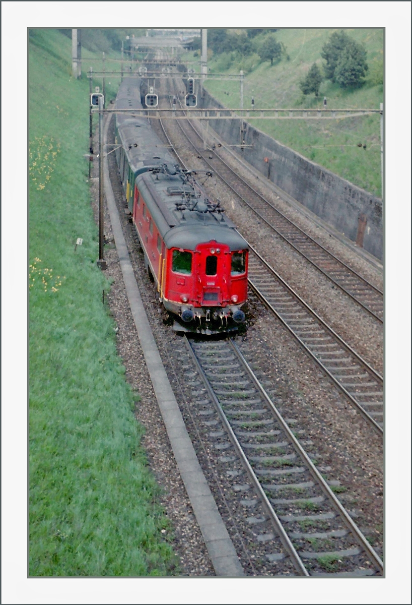A SBB Re 4/4 I is leaving Lausanne.
Analog pictrue from the spring 1995