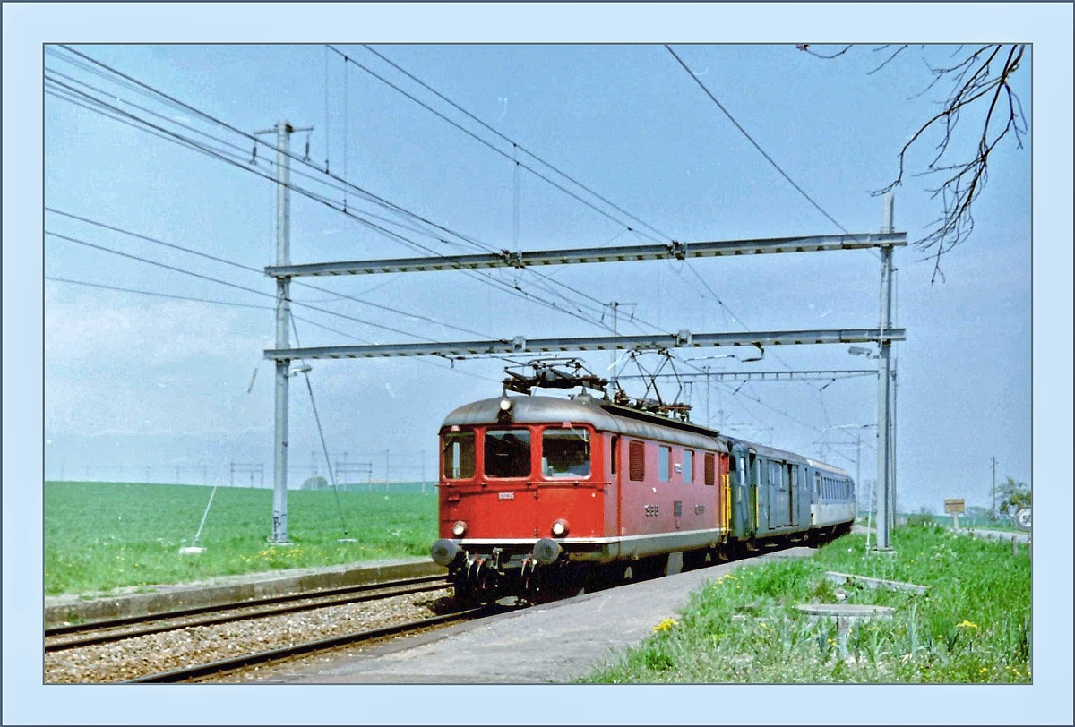 A SBB Re 4/4 I is arriving with his local train at the Arnex Station.
Analog picture from the spring 1995
