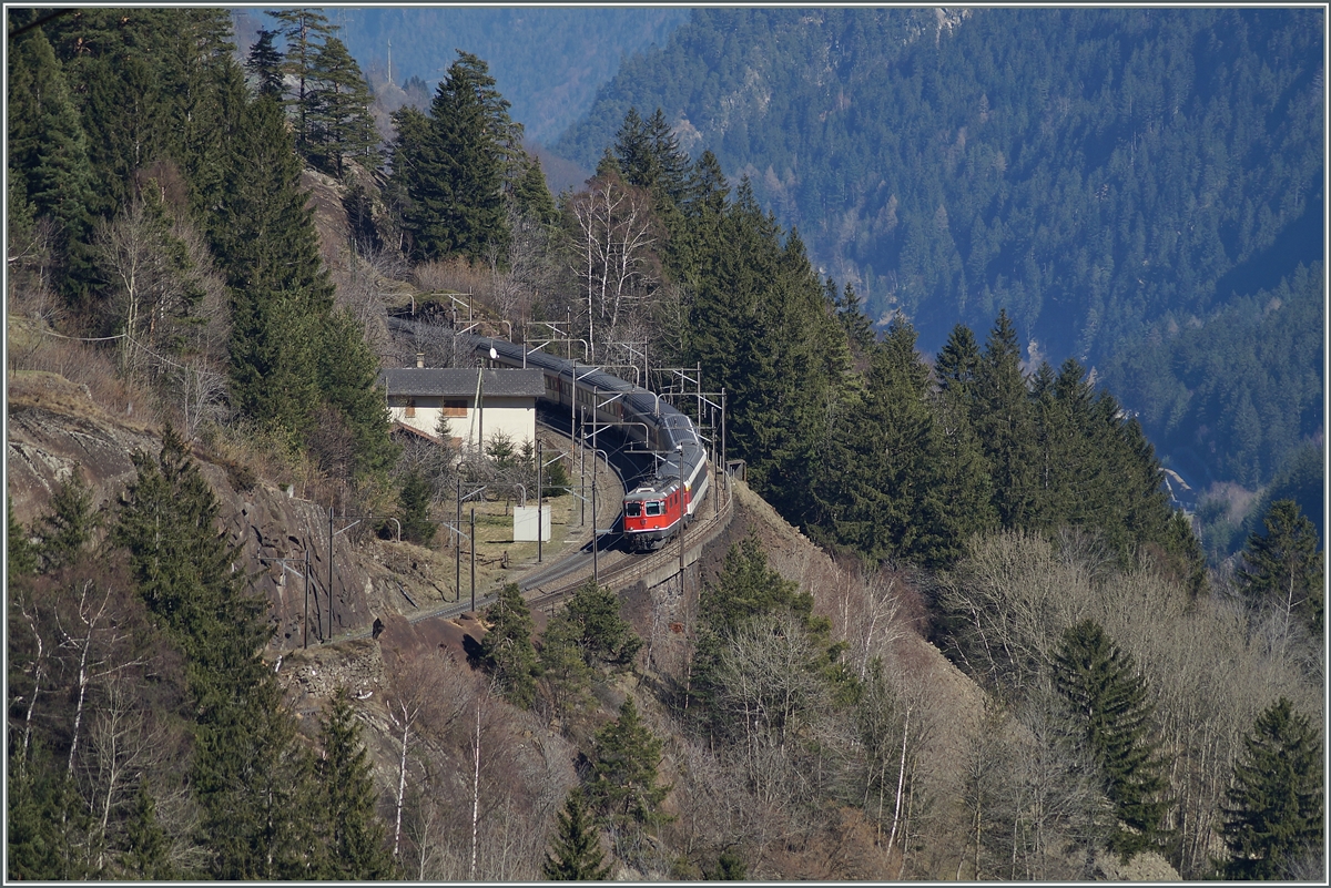 A SBB Re 4/4 II with an IR Locarno to Basel near Wassen. 14.03.2014