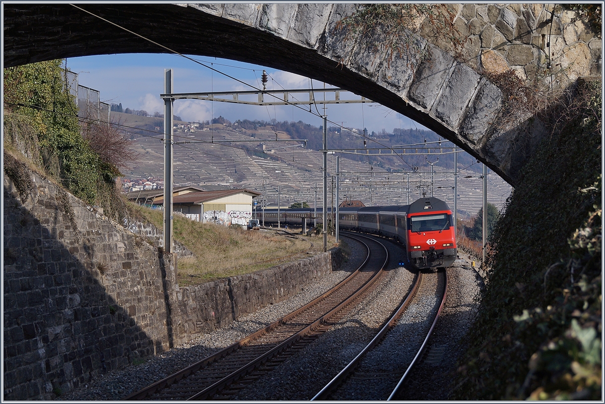 A SBB Re 460 wiht an IR to Geneva Airport in Cully.
20.02.2018