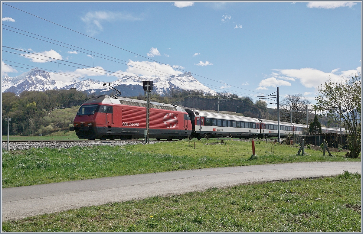 A SBB RE 460 with an IR by Aigle.
12.04.2018