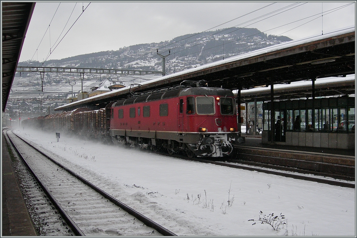 A SBB Re 6/6 with a Cargo Train on the way to Domodossola in Vevey. 

19.01.2016