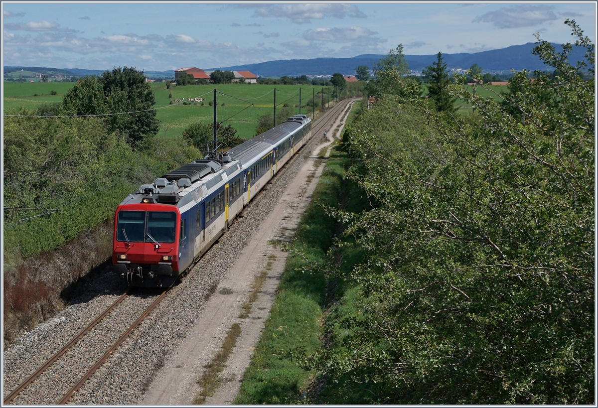 A SBB SBB RBDe 562 wiht his RE 18124 on the way from Neuchatel to Frasne near La Rivière-Drugeon. 

21.08.2019