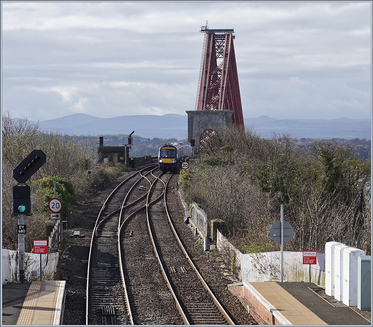 A ScotRail Calss 170 is arriving at Queensferry Nord. In the Background the Fort Bridge.
23.04.2018