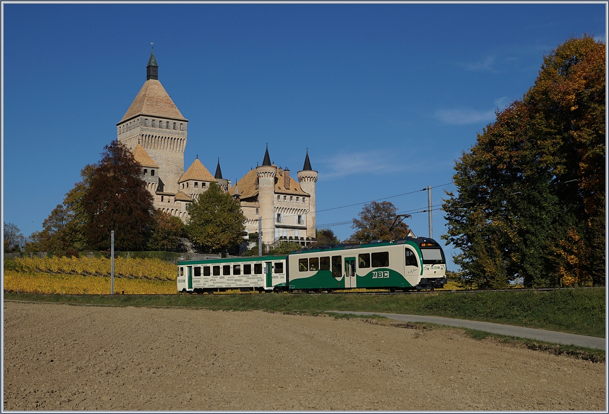 A short BAM MBC local train by the Castle of Vufflens. 
17.10.2017