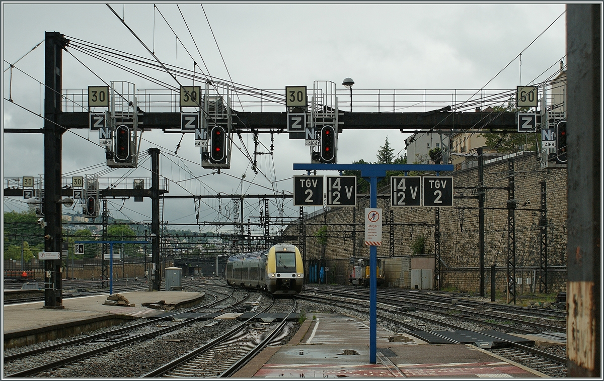 A SNCF TER is arriving at Dijon.
22.05.2012