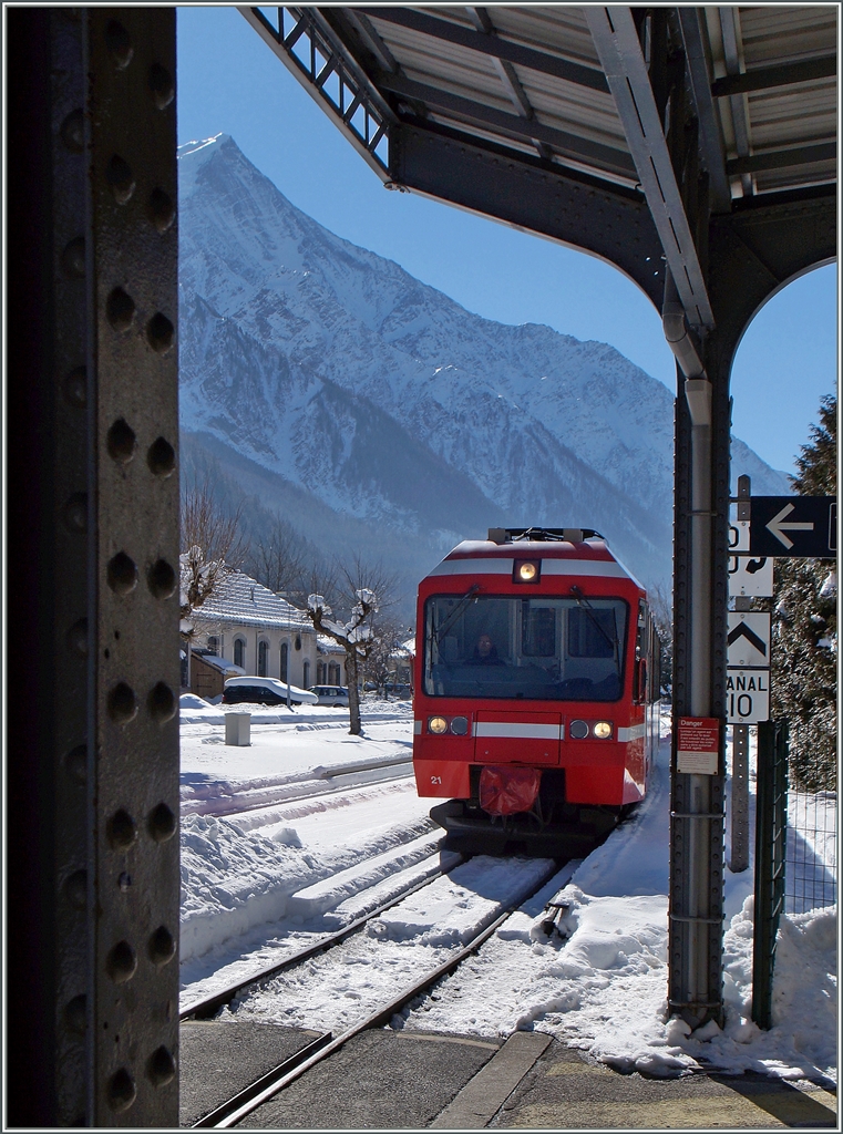 A SNCF TMR M-C BDe 4/8 / Z 800 is arriving at Chamonix.
10.02.2015