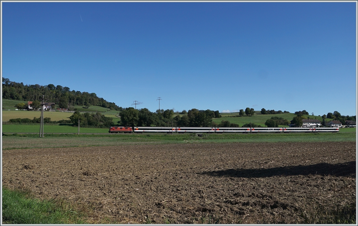 A Swiss train in Germany, even if only for a very short time: An SBB Re 4/4 II is traveling with an IC from Singen to Zurich near Bietingen and will reach the border with Switzerland a few hundred meters later.

Sept. 19, 2022
