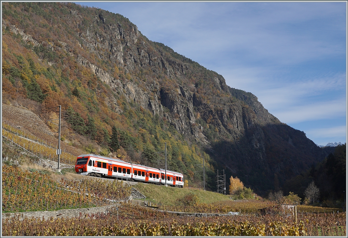 A TMR Region Alps RABe 525 on the way from Le Châble to Martigny by the vineyards by Bovernier. 

11.11.2020
