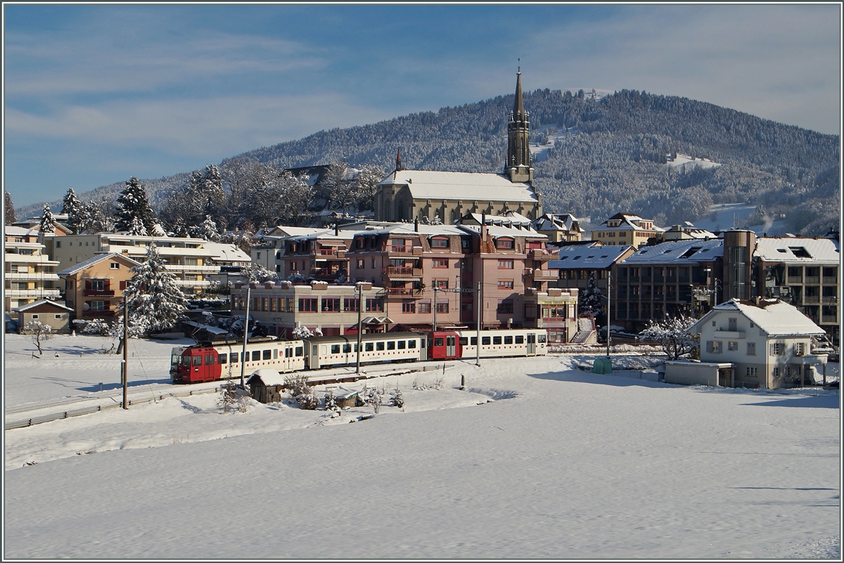 A TPF local train is leaving Chatel St Denis.
21.01.2015