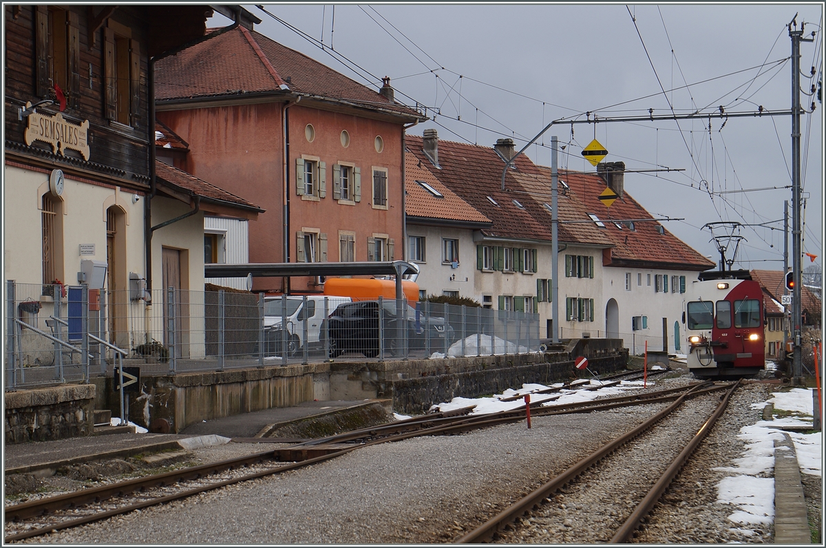 A TPF local train is arriving at Semsaleas.

29.01.2016