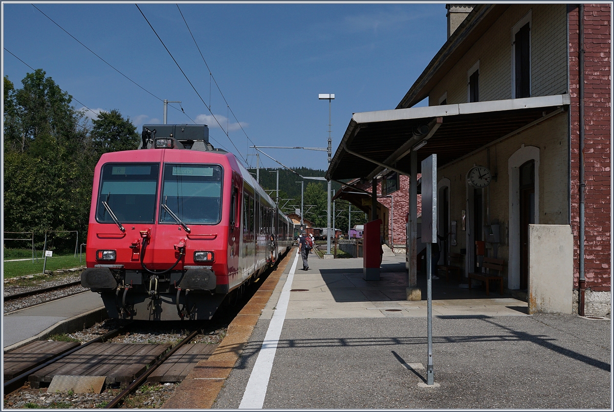 A TRAVYS local train on the way to Vallorbe by his stop in Le Pont.
28.08.2018