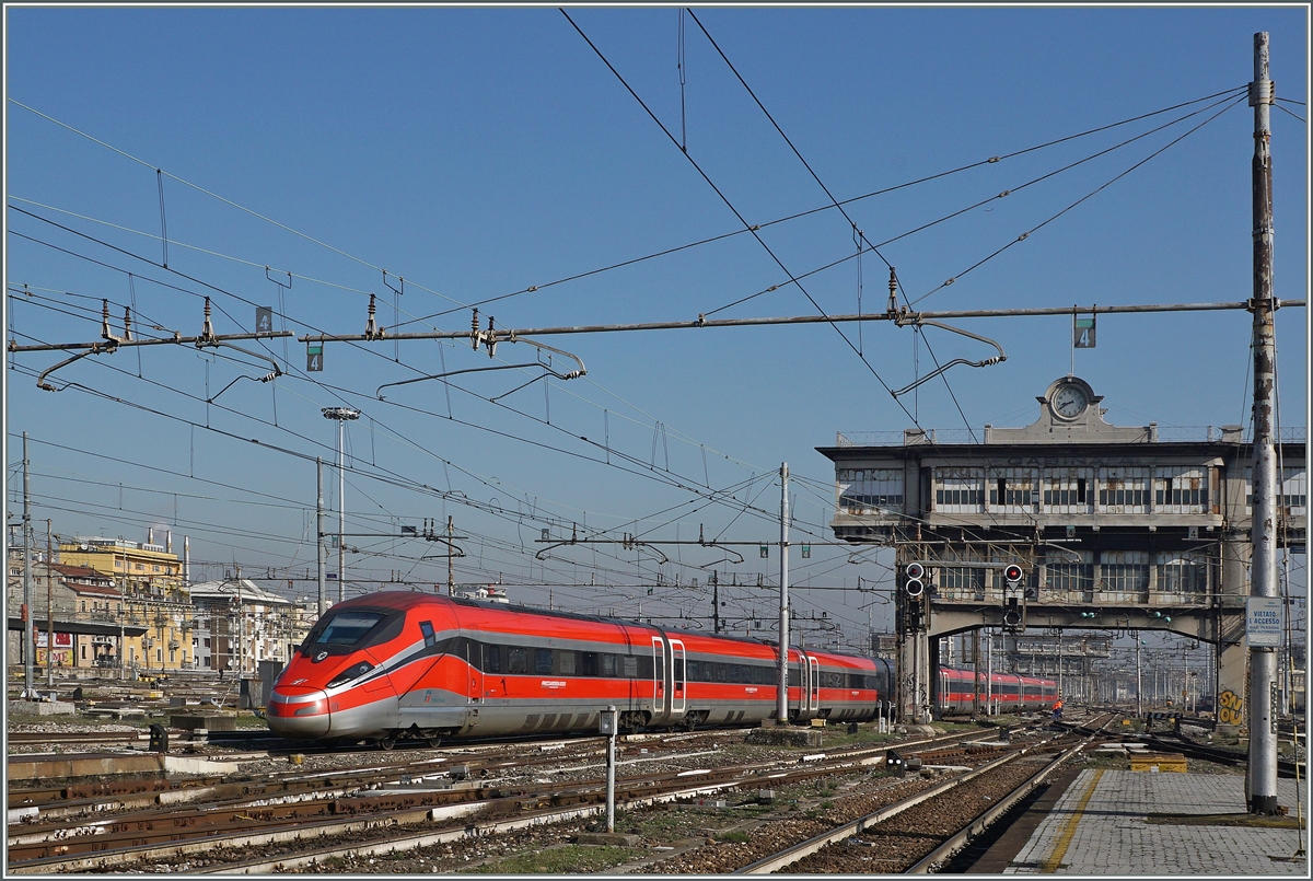 A trenitalia FS ETR 400 Frecciarossa is arriving at Milan Main Station (Milano Centrale).
01.03.2016