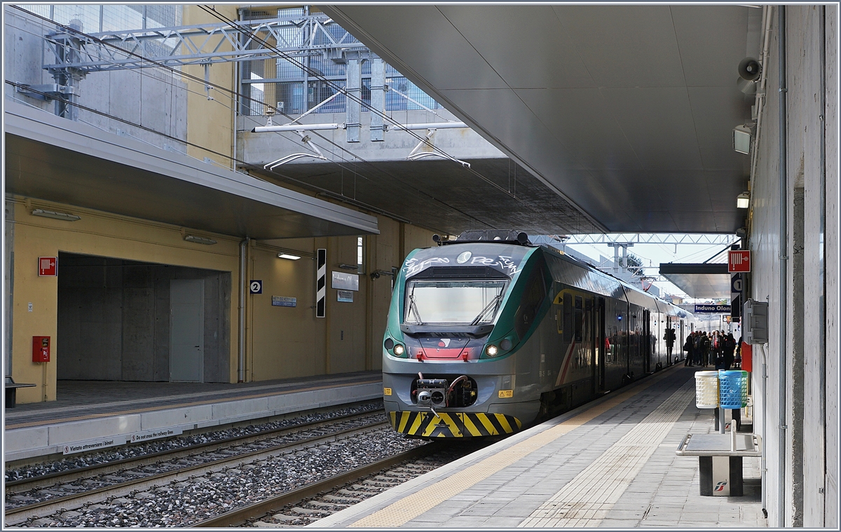 A Trenord ETR 425 on the way to Porto Ceresio by his stop in Induno Olona.

27.04.2019 