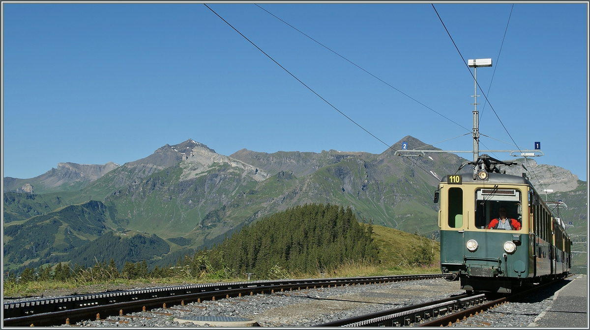 A WAB train on the Way to the klein Scheidegg on he Wengeralp Station. 
21.08.2013