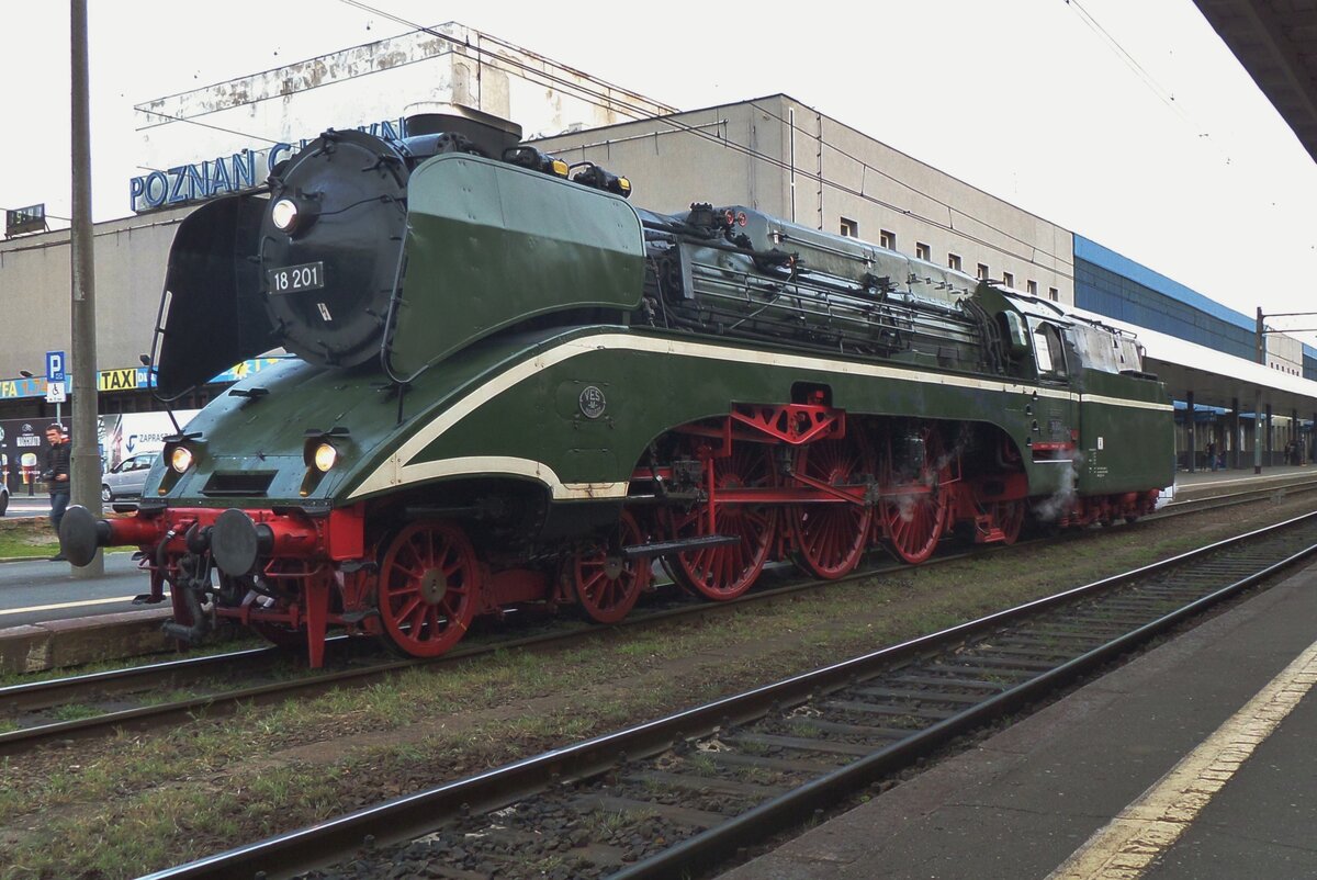 After a nice day at the parade in Wolsztyn 18 201 finds herself back at Poznan Glowny on the evening of 30 April 2016.