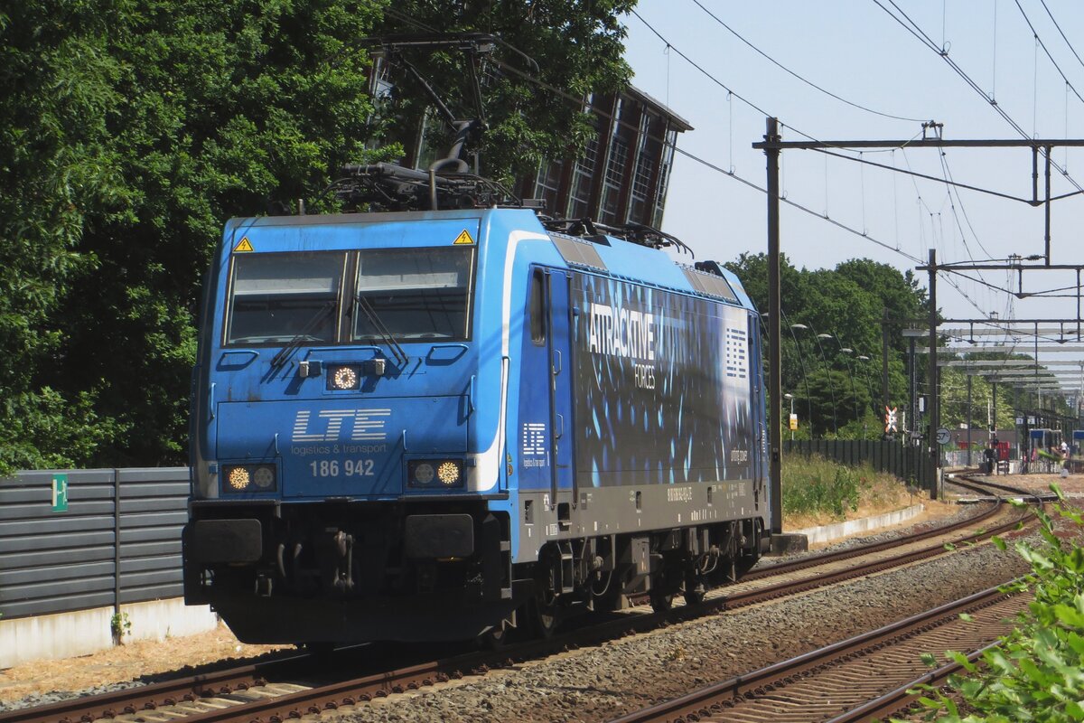 After having brought a freight to Nijmegen, LTE 186 942 speeds solo through Wijchen on 1 June 2023.