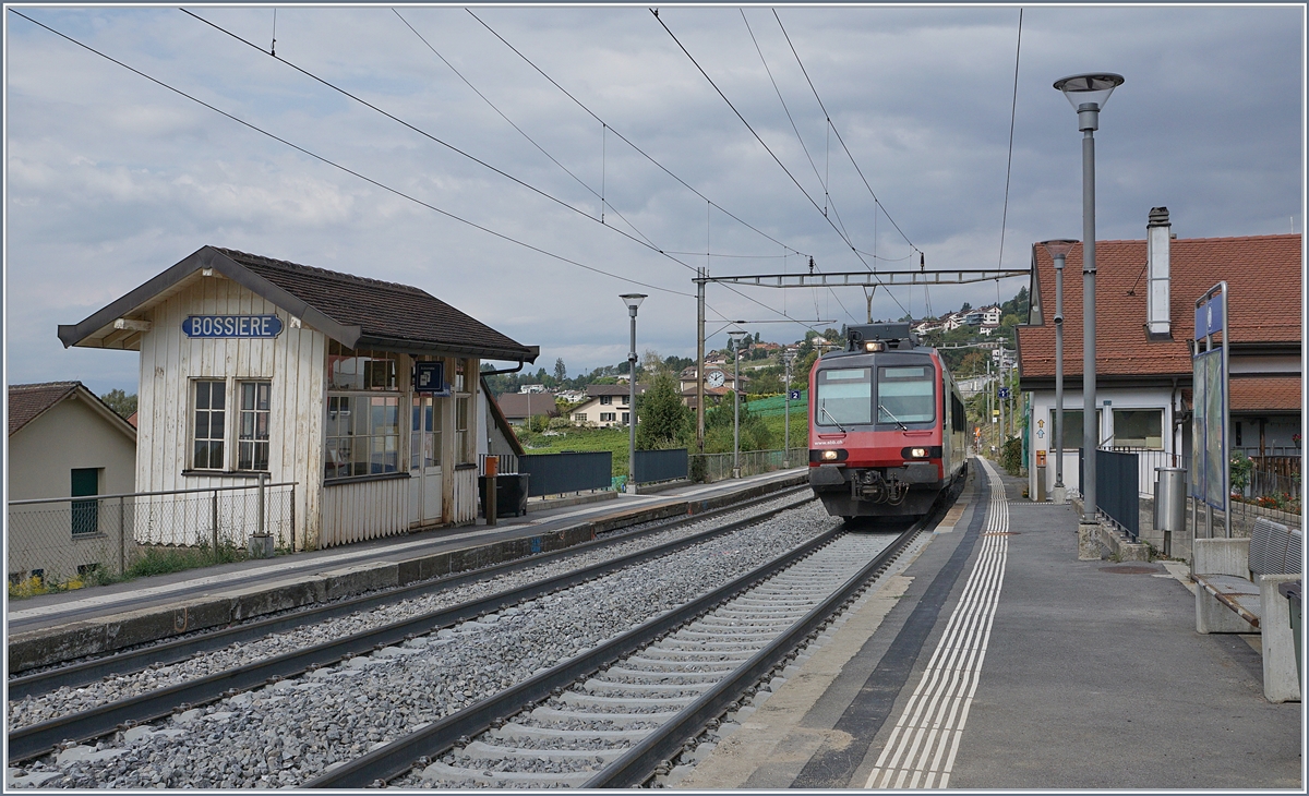 After seven wees of works, the  Bern -line Lausanne - Puidoux Chexbres was reopend; a SBB RBDe 560 is arriving at Bossières.
29.08.2018
