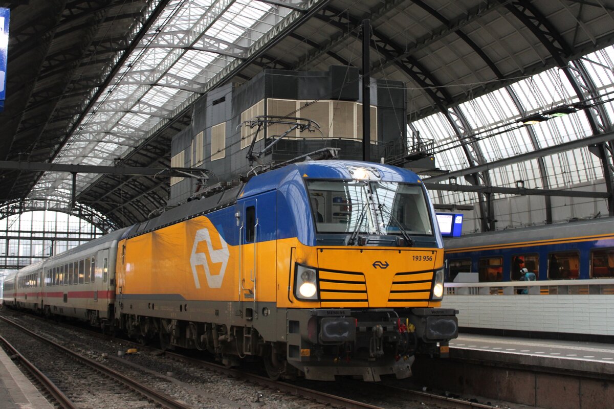 After the demise of Class 1700, NS Reizigers deploy leased Vectrons for het IC-Berlijns and one of the newer additions to the NS Vectron fleet is 193 956, seen here at Amsterdam Centraal on 6 Janaury 2024.