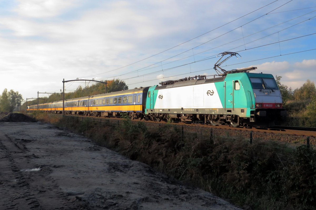 Alpha Trains 186 222 used to be CoBRA 2830 and is now rented by NS Reizigers. She is seen here on 5 November 2020 speeding through Tilburg Reeshof with a southbound service. THis spot is completely legally admissable. 