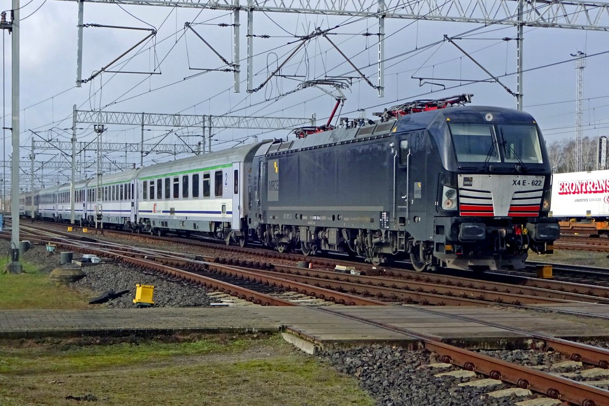 An acute shortage of engines Class 5 370/EU44 -four out of ten out of action- forced PKPIC to rent some Vectrons, like X4E-622, for the Berlin-Warszawa Express, entering Rzepin on 25 February 2020.