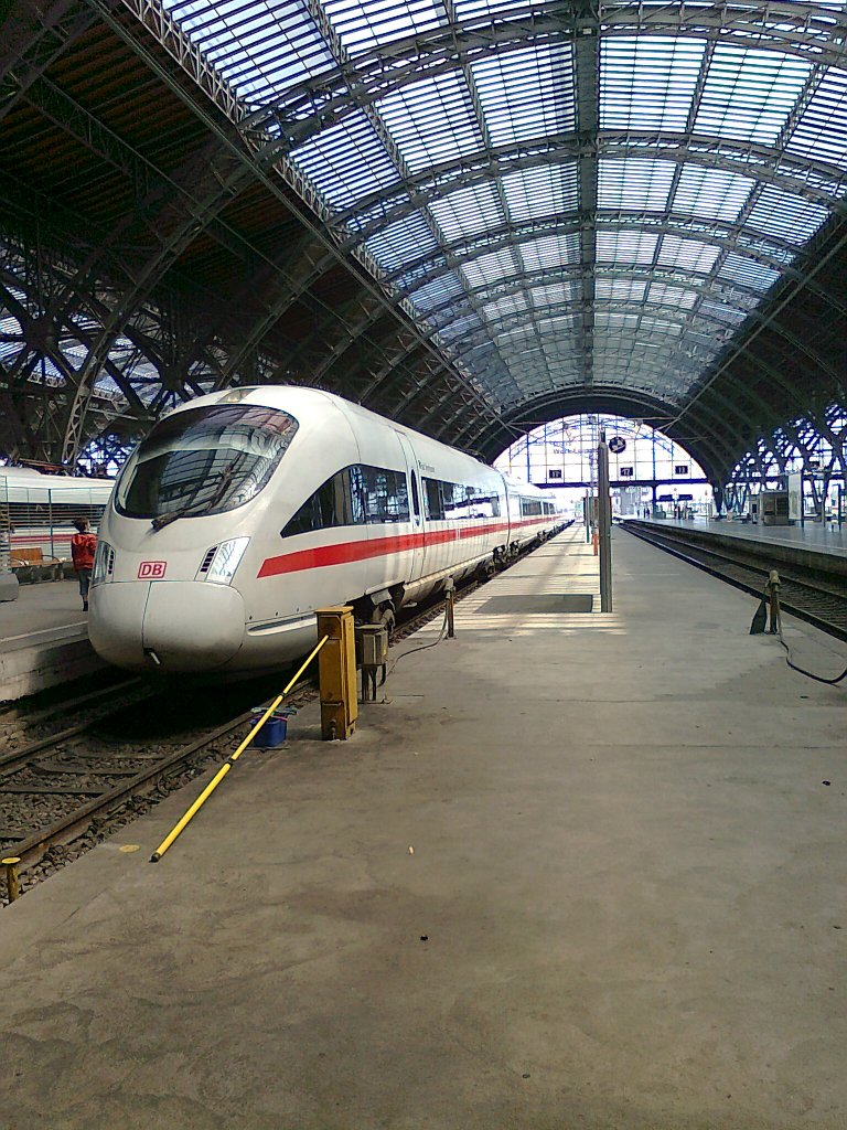 An ICE is standing in Leipzig main station on June 2nd 2011.