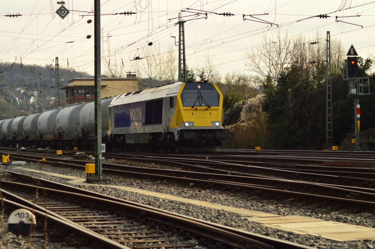 An Voith Maxima 40cc with alot of limetankcars in it's back, it passes the station of Linz at the rhine in direction cologne. Sunday 18th january 2015