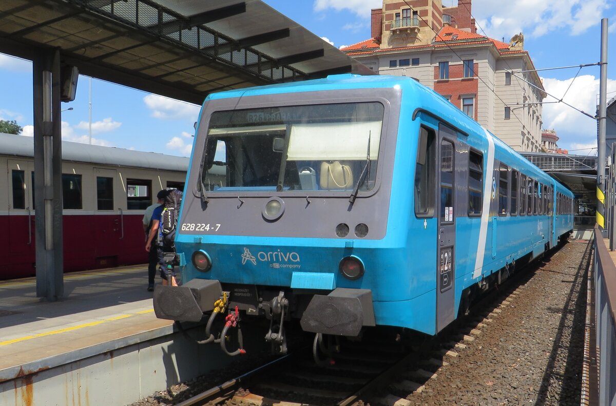 Arriva Vlaky 845/628 224 still has to get used to her new stomping ground. Former DB Class 628 DMUs are renumbered into the Czech numering scheme under Class 845, but on 12 June 2022 this DMU still carries the DB numbers at Praha hl.n.