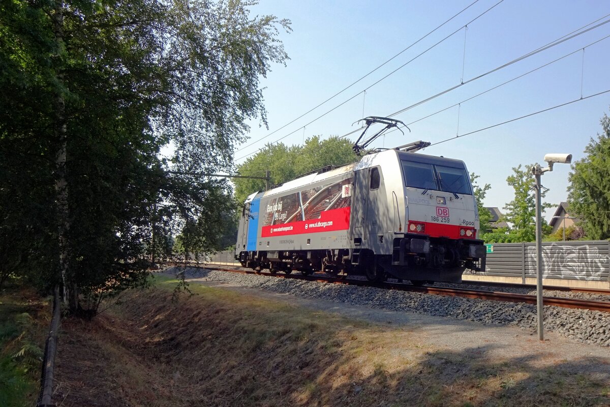Awaiting full acceptance procedures for their Vectrons Class 193, DB Cargo rented a few Class 186 from Railpool and gave these engines advertising liveries. One of them, 186 259 speeds through Wijchen on 9 August 2020.