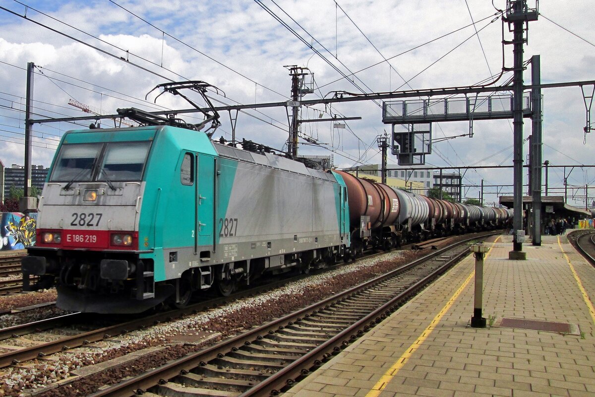 B-Cargo/Lineas 2827 hauls a tank train through Antwerpen-Berchem on 29 June 2016.