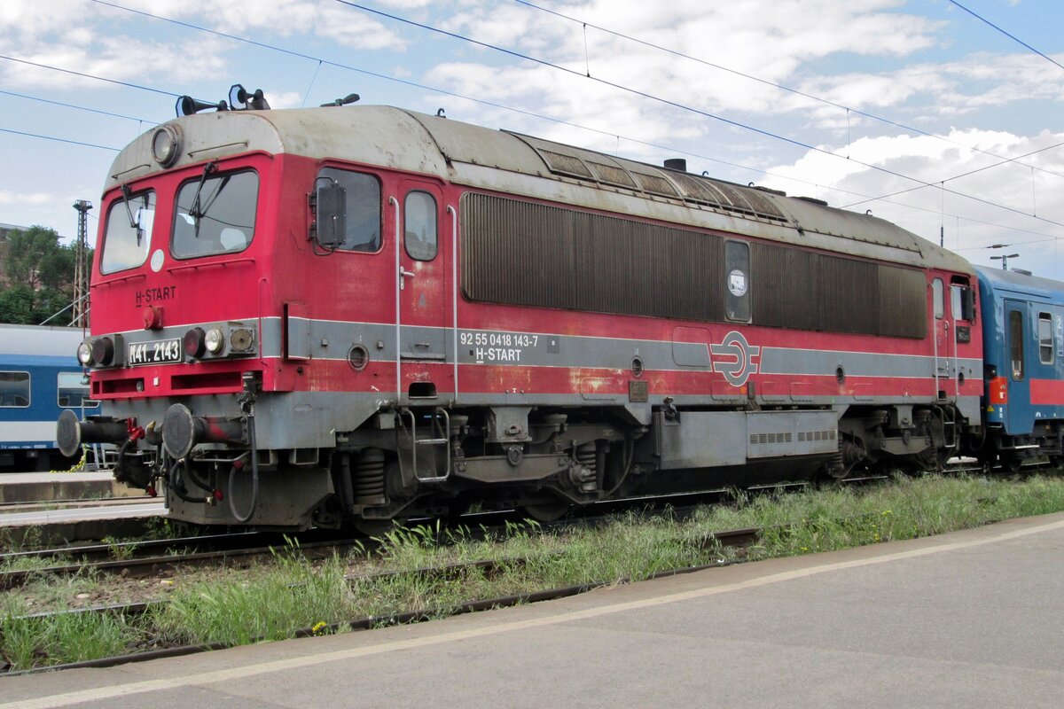 Back into het original colours, 418 143/M41-2143 stands at Budapest-Nyugati on 6 May 2016.