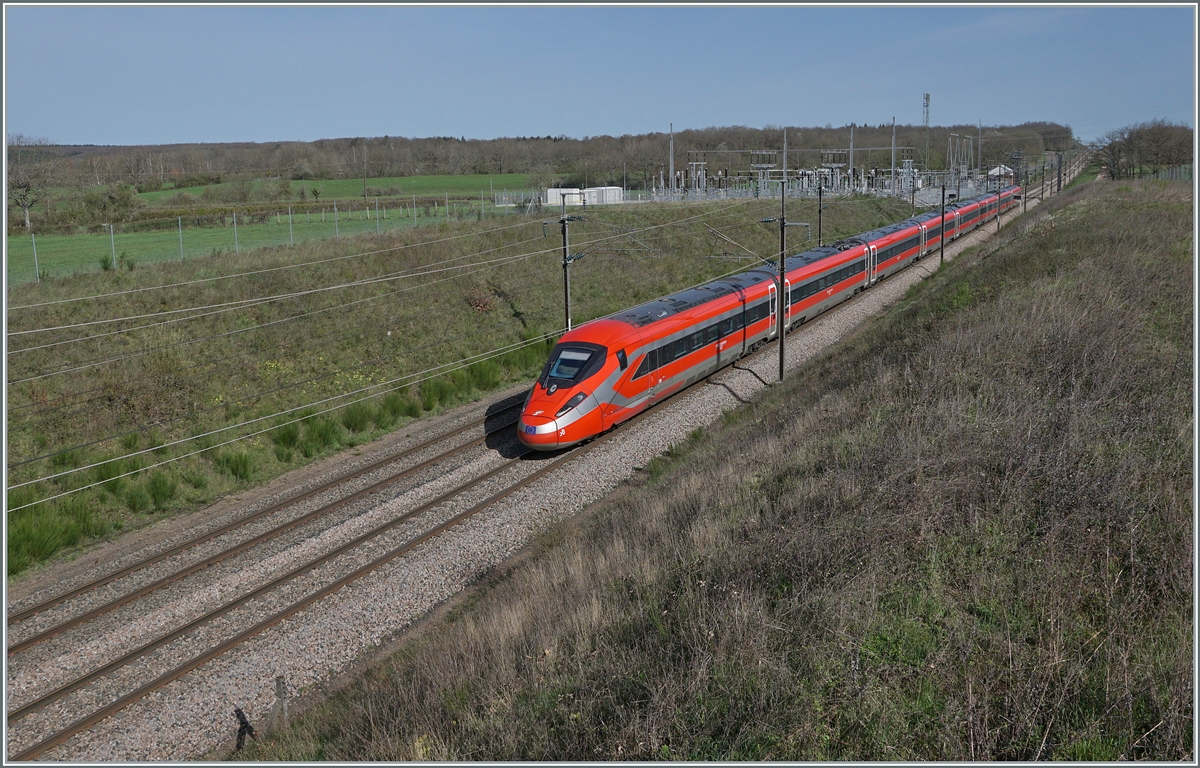  Bella Italia  in the middle of France and very quickly: The FS Trenitalia ETR 400 030, as Frecciarossa FR 6647, flies at around 300 km/h from Paris Gare de Lyon (9:30) to Lyon Perrache (at 11:48) near Saint -Émiland via the LGV high-speed line.

April 6, 2024