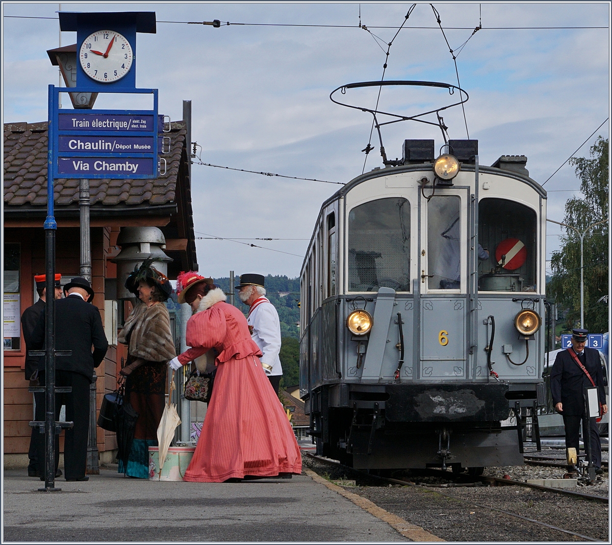 Belle Epoque - Weekend by the Blonay-Chamby!
The MCB BCFe 4/4 N° 6 in Blonay is waiting for his departure.
17.09.2017
