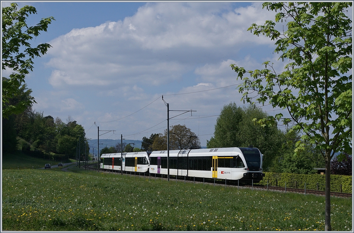 Between Ermatingen and Berlingen there are two Thurbo GTW RABe 526 on the way towards Schaffhausen.

April 23, 2017