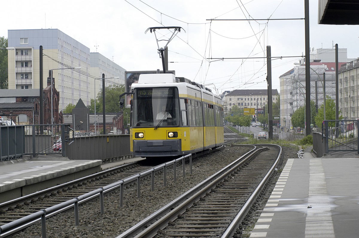 BVG 1005 Line  M 5 - Direction Zingster Strasse in Hohenschönhausen, Berlin.

Date: 1. May 2008.