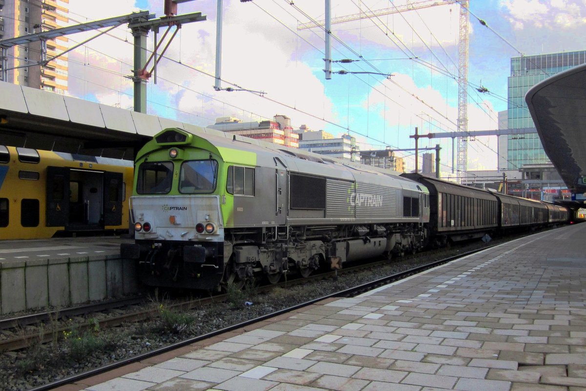 CapTrain 6603 stands on 11 November 2012 at Utrecht Centraal with a block train to Amsterdam-Westhaven.