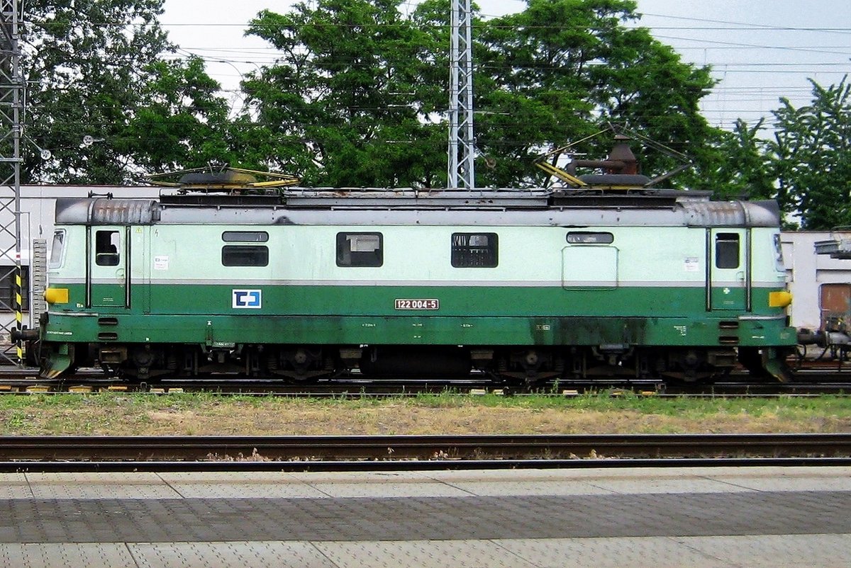 CD 122 004 stands at Praha-Liben on 31 May 2012.