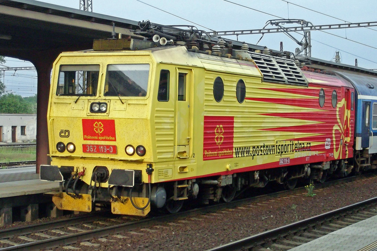 CD 362 119 advertises for the Czech Postal Service while calling at Kolín on 24 May 2015.