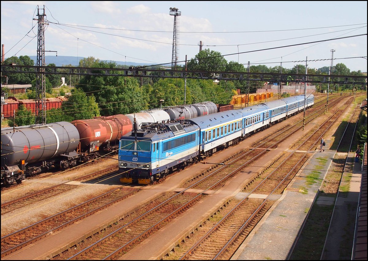 CD 362 124-0 with express train  Vysočina  to Prague in railway station Čáslav on 9 August 2017
