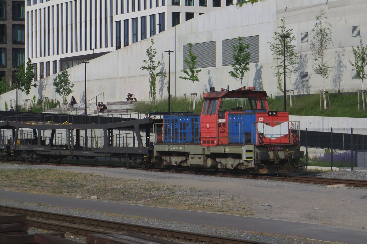 CD 714 228 shunts car carrying wagons at Praha hl.n. on 22 May 2023 in preparation for deployment on an overnight express train.