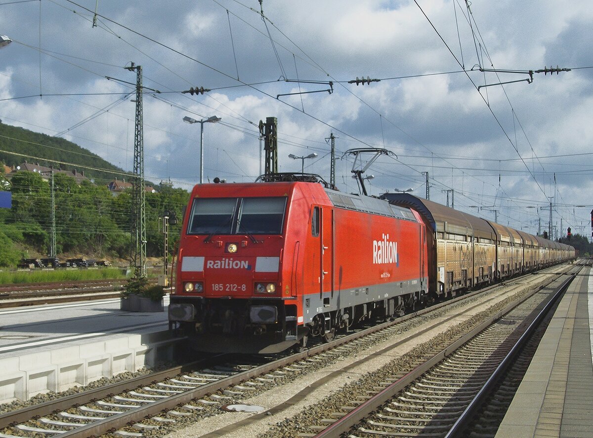 Closerd car carrying freight train with 185 212 at the reins get photographed at Treuchtlingen on 8 June 2009.