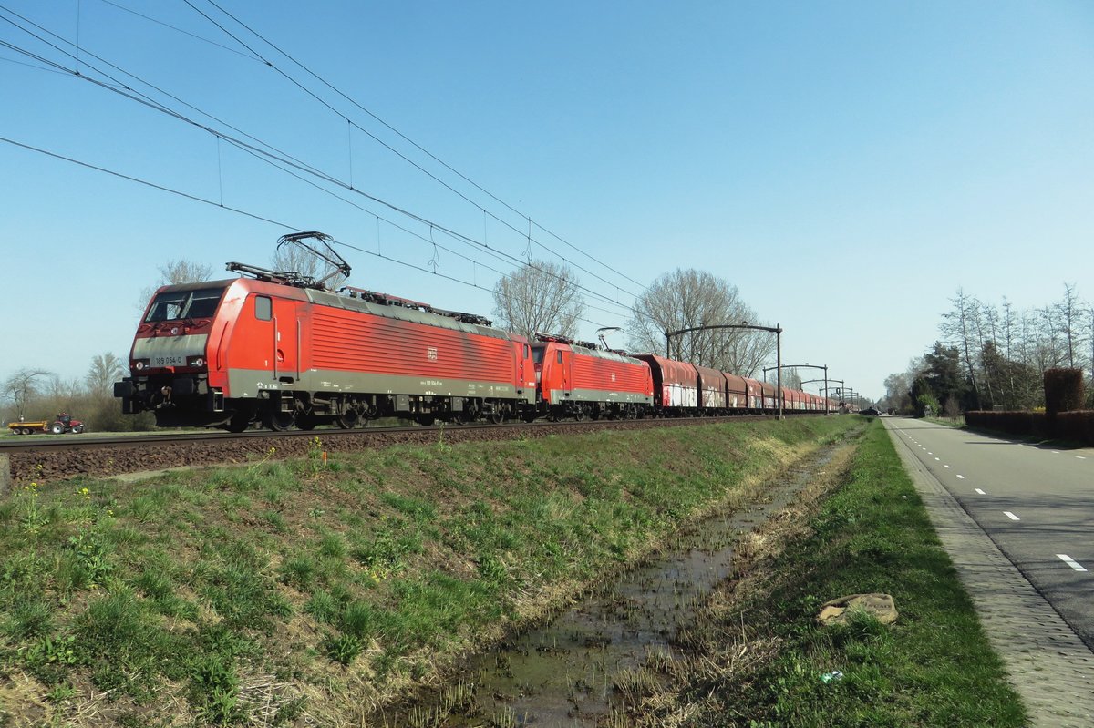 Coal train headed by 189 054 and with Amsterdam-Westhaven as destination thunders through Roond (between Boxtel and Oisterwijk) on 31 March 2021.