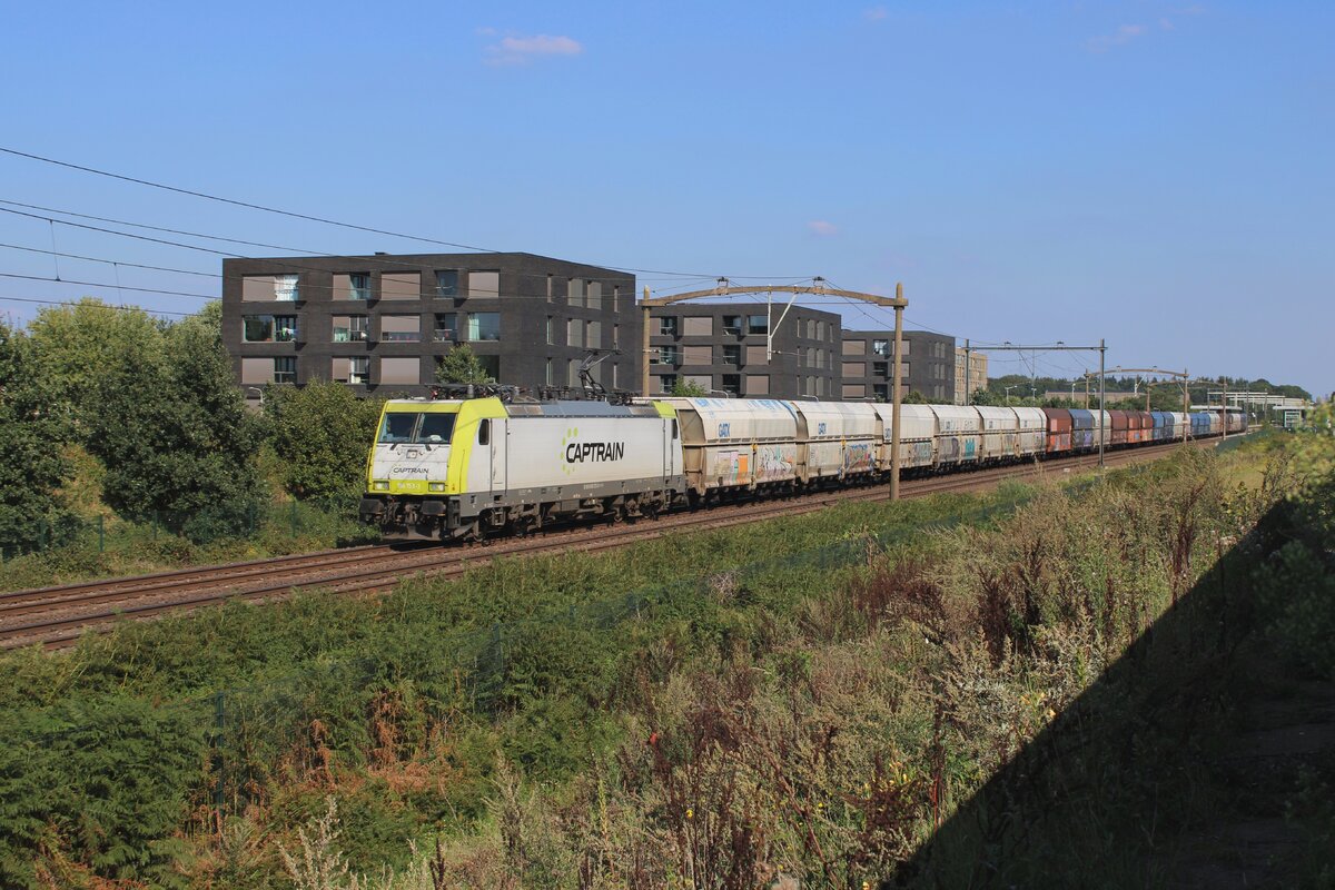 Coal train with CapTrain 186 153 at the reins passes through Tilburg-Reeshof on 23 August 2023.